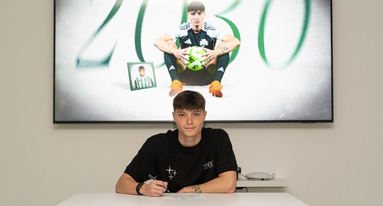 Ο Γιώργος Κάτρης ενώ υπογράφει το νέο συμβόλαιό του με τον Παναθηναϊκό έως το καλοκαίρι του 2030 - ΠΗΓΗ: pao.gr