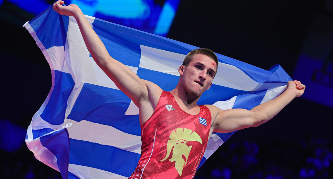Ο Αρίωνας Κολιτσόπουλος με την ελληνική σημαία / Πηγή: United World Wrestling
