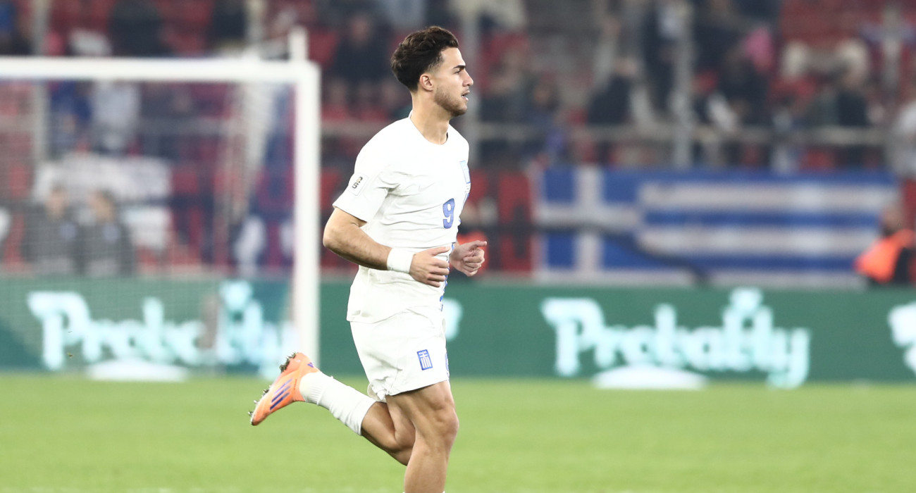 Ο Μπάμπης Κωστούλας στην αποστολή της Εθνικής Ελπίδων / Πηγή: Intime