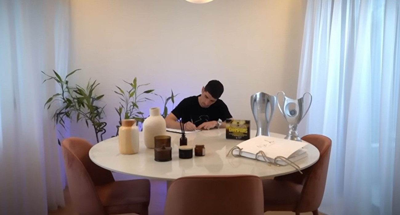 Ο Πέτρος Μάνταλος γράφει γράμμα στον γιο του / Πηγή: AEK FC