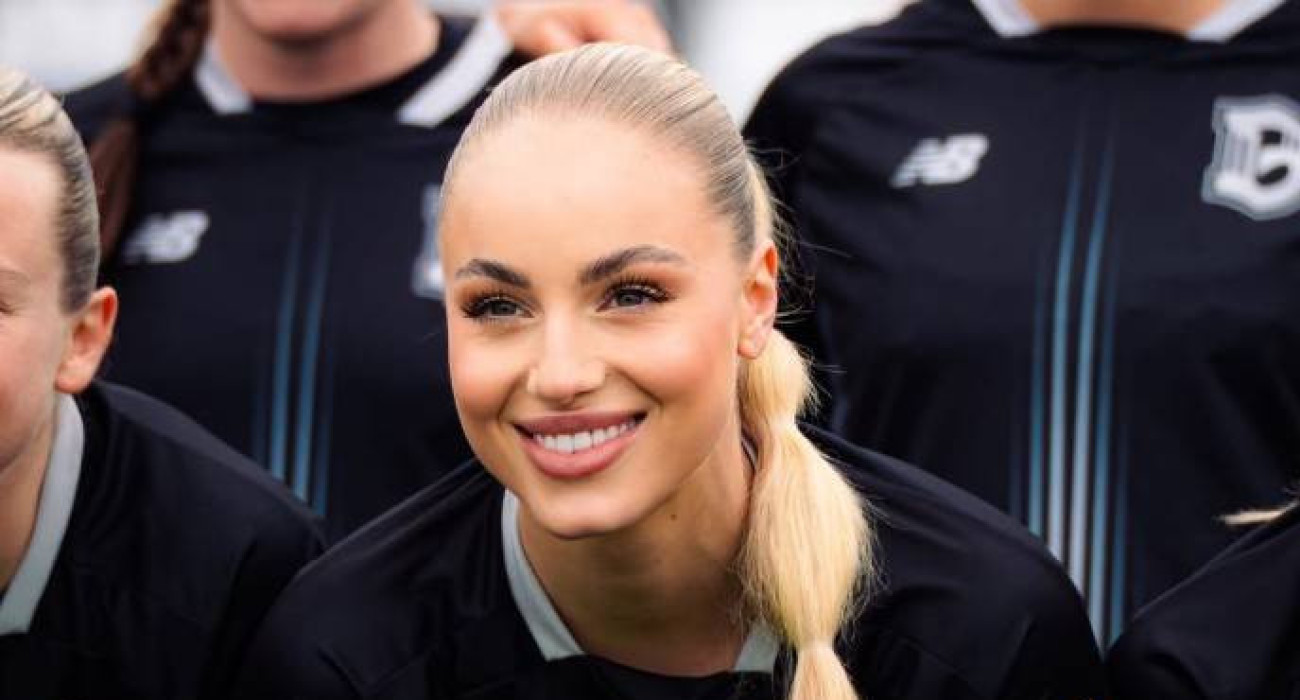 Η Άνα Μαρία Μάρκοβιτς ποζάρει με τη φανέλα της Μπρούκλιν FC / Πηγή: Instagram @anamxrkovic