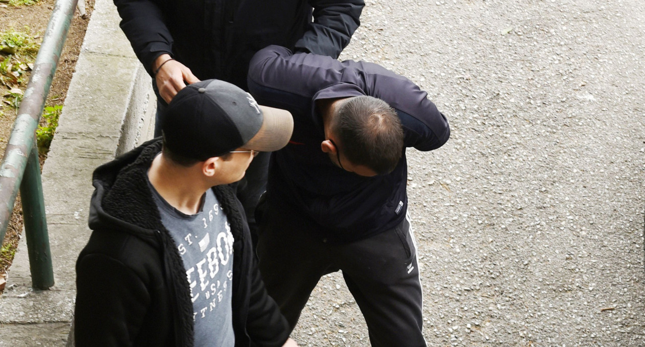 Ο 23χρονος κατηγορούμενος κατά τη μεταγωγή του στον ανακριτή / Πηγή: Intim