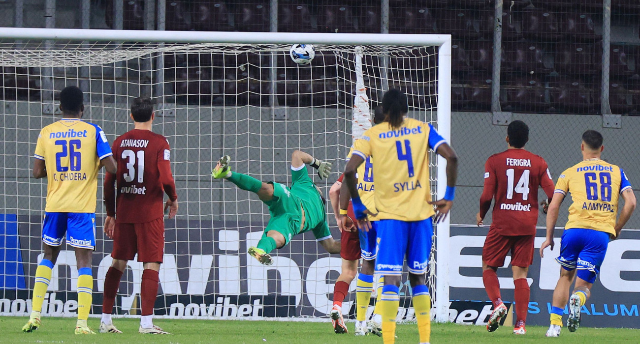 Ο Μπαρτόλο με τρομερή εκτέλεση φάουλ νικά τον Αναγνωστόπουλο στο AEL FC Arena / Πηγή: Intime