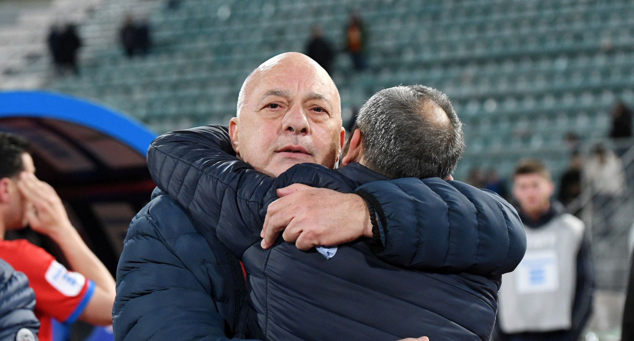 Ο Αχιλλέας Μπέος πανηγυρίζει με τον προπονητή Κώστα Μπράτσο τη νίκη του Βόλου κόντρα στον ΠΑΟΚ / Πηγή: Intime