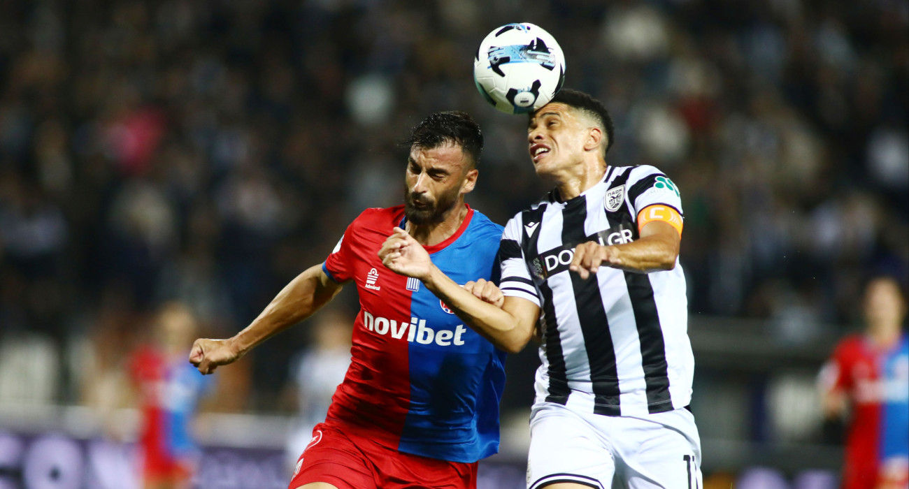 Ο Γιώργος Μύγας μονομαχεί με τον Τάισον στο παιχνίδι ΠΑΟΚ - Βόλος / Πηγή: Intime