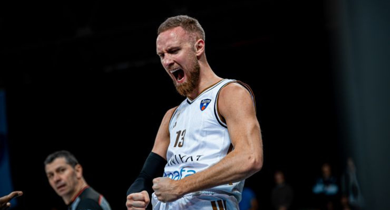 Ο Τζάναν Μούσα πανηγυρίζει με τη φανέλα της Dubai BC / Πηγή: ABA League Photos