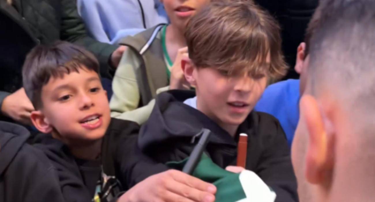 Οι παίκτες του Παναθηναϊκού έξω από το ΔΑΚ Γλυφάδας υπογράφει φανέλες και χαρτιά