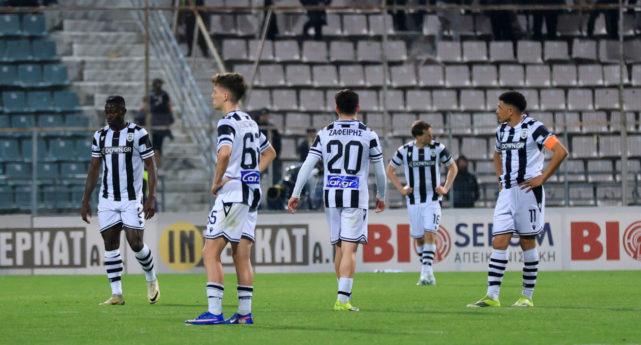 Οι ποδοσφαιριστές του ΠΑΟΚ προσπαθούν να συνειδητοποιήσουν πώς έχασαν με ανατροπή από τον Βόλο / Πηγή: Intime