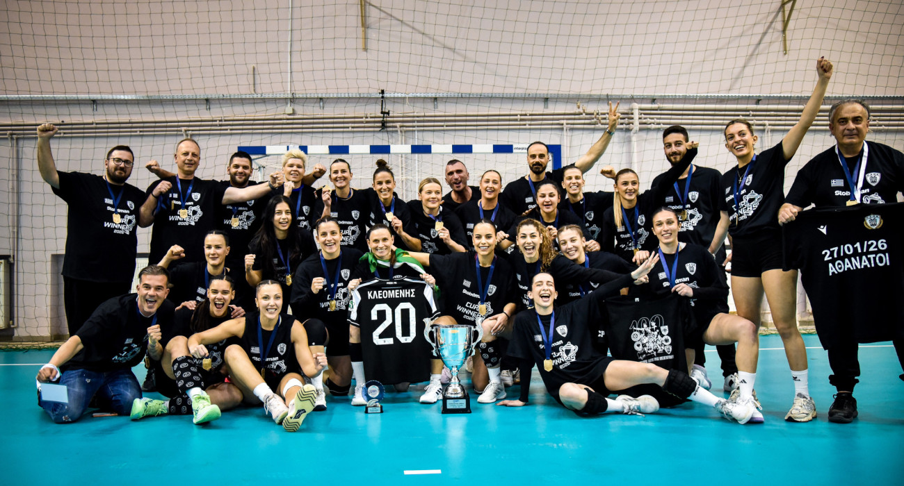 Η ομάδα χάντμπολ Γυναικών του ΠΑΟΚ με το Κύπελλο Ελλάδας / Πηγή: Eurokinissi