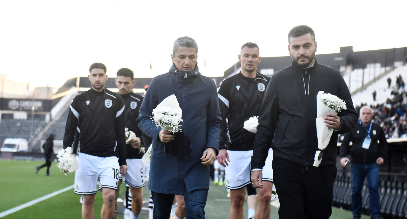 Ο ΠΑΟΚ με επικεφαλής τους Ραζβάν Λουτσέσκου, Νίκο Σαββίδη εναποθέτει λουλούδια και στεφάνια στη μνήμη του αδικοχαμένου Κλεομένη / Πηγή: Intime
