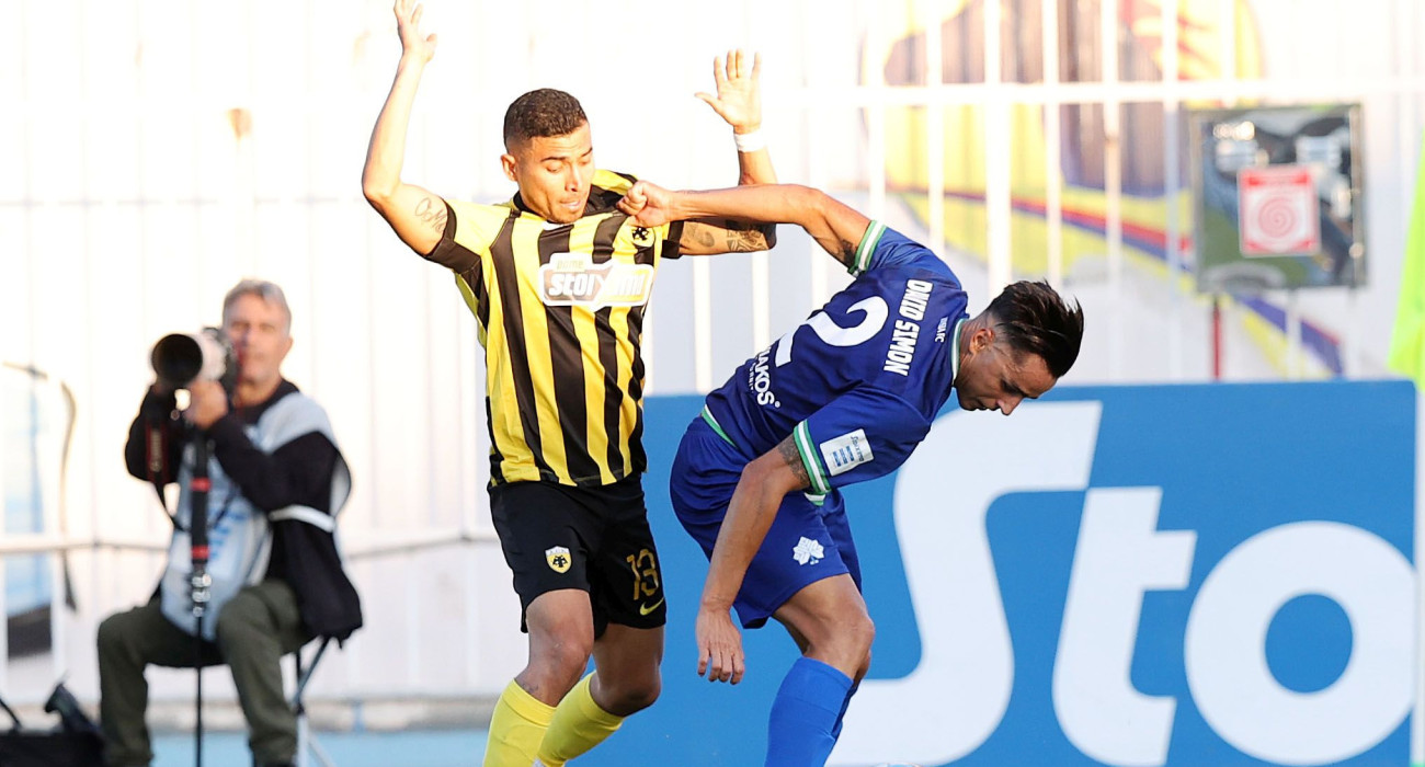 Πινέδα και Σιμόν σε μονομαχία απο το παιχνίδι Κηφισιά - ΑΕΚ στον πρώτο γύρο της Stoiximan Super League / Πηγή: Intime