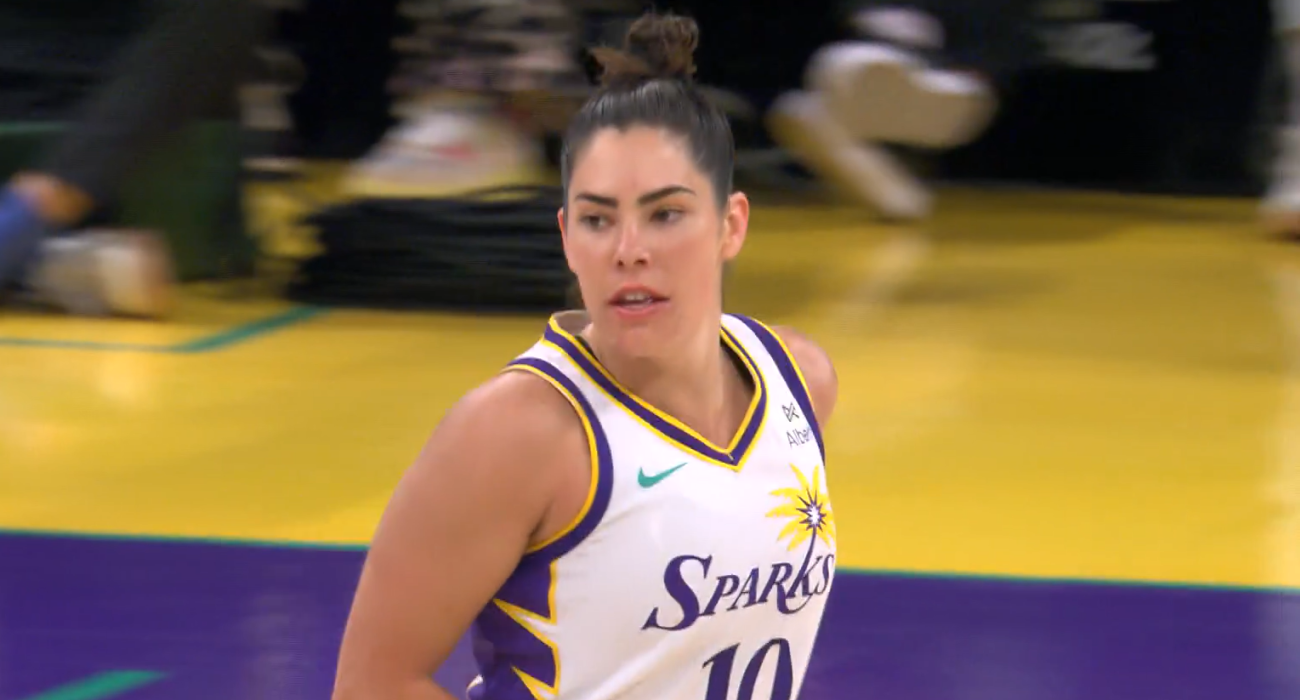 Η Κέλσι Πλαμ με τη φανέλα των Λος Άντζελες Σπαρκς / PrintScreen