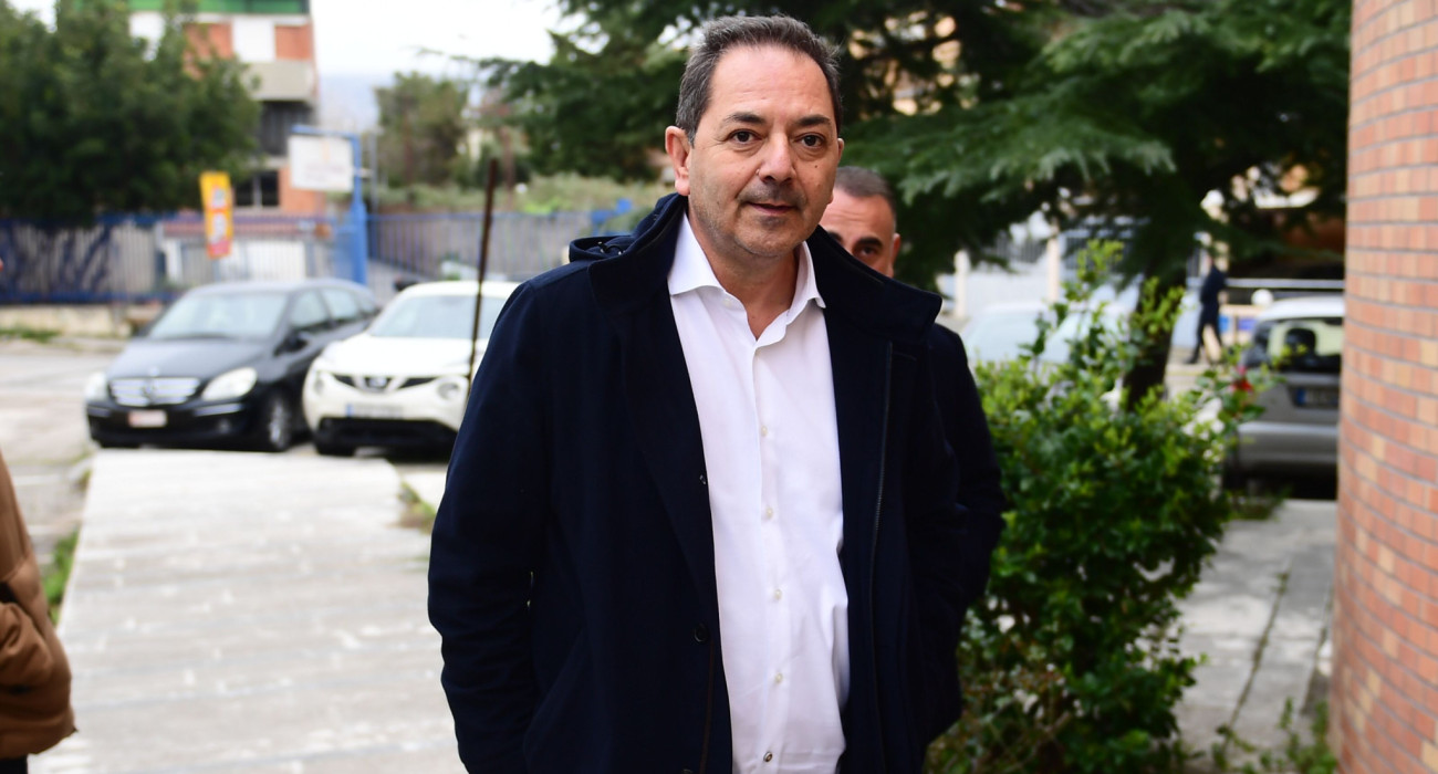 Ο Χρήστος Πρίτσας προσέρχεται στην κλήρωση των playouts της Stoiximan Super League / Πηγή: Eurokinissi