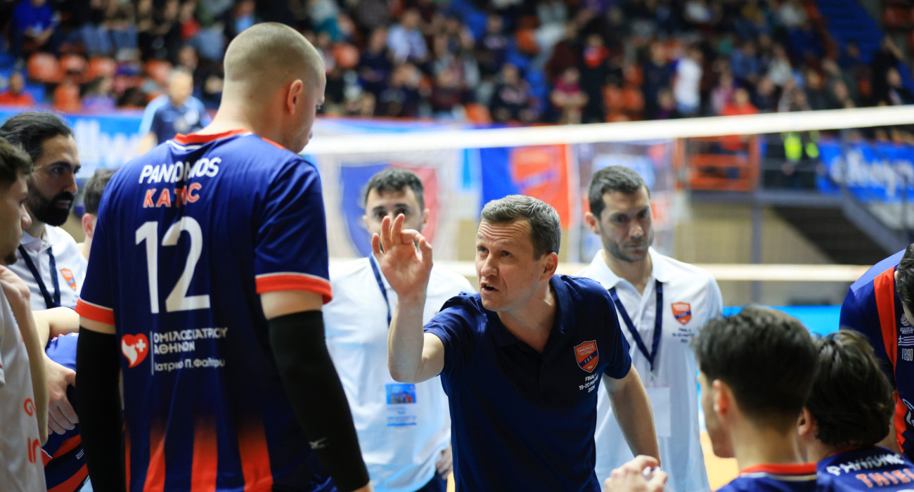 Ο Σάκης Ψάρρας μιλάει στον Μίλαν Κάτιτς στον ημιτελικό του Κυπέλλου Ελλάδας / Πηγή: Intime