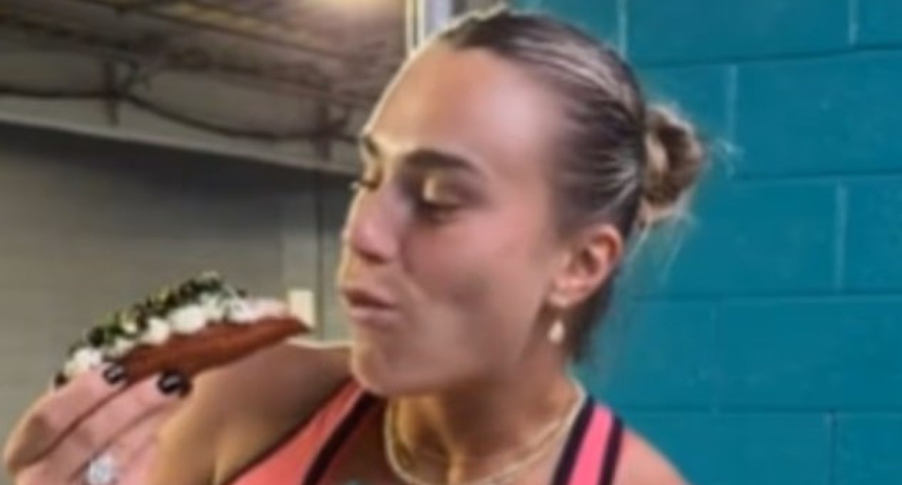 Η Αρίνα Σαμπαλένκα απολαμβάνει ένα χοτ ντογκ/ screenshot