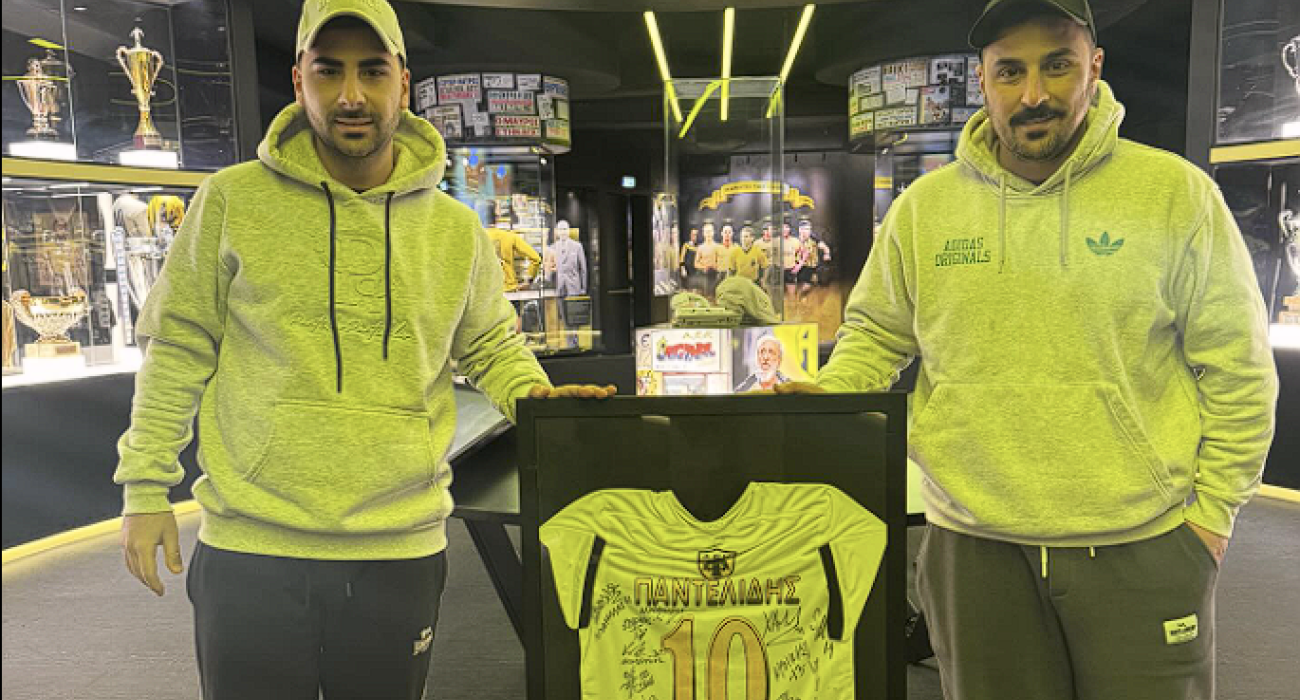 Ο Κωνσταντίνος και ο Τριαντάφυλλος Παντελίδης με την φανέλα στο Μουσείο της ΑΕΚ / Screenshot