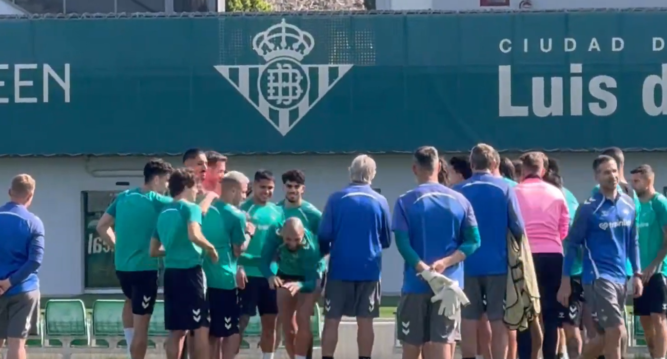 Σοφιάν Άμραμπατ και Άμπντε δέχθηκαν συγχαρητήρια από τους συμπαίκτες τους στην Μπέτις / Screenshot