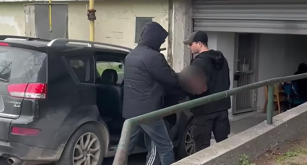 Στα δικαστήρια υπό δρακόντεια μέτρα ασφαλείας ο 23χρονος που απολογείται για τη δολοφονία του Κλεομένη / Screenshot