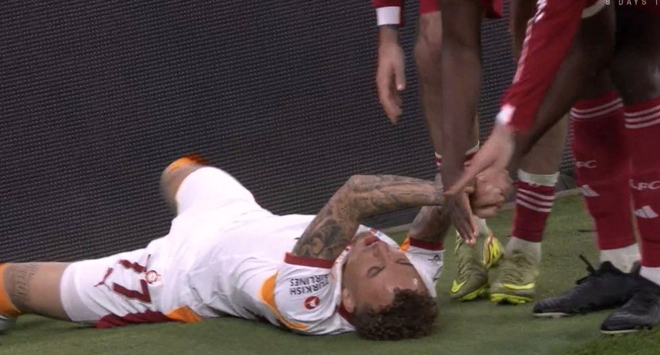 Ο Νόα Λανγκ λίγο μετά τον σοκαριστικό του τραυματισμό απέναντι στην Λίβερπουλ / Screenshot