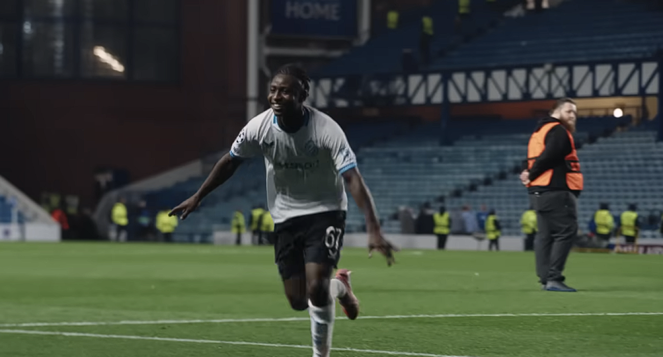 Ο Μαμαντού Ντιακόν πανηγυρίζει μετά την νίκη της Κλαμπ Μπριζ μέσα στην έδρα της Ρέιντζερς / Screenshot