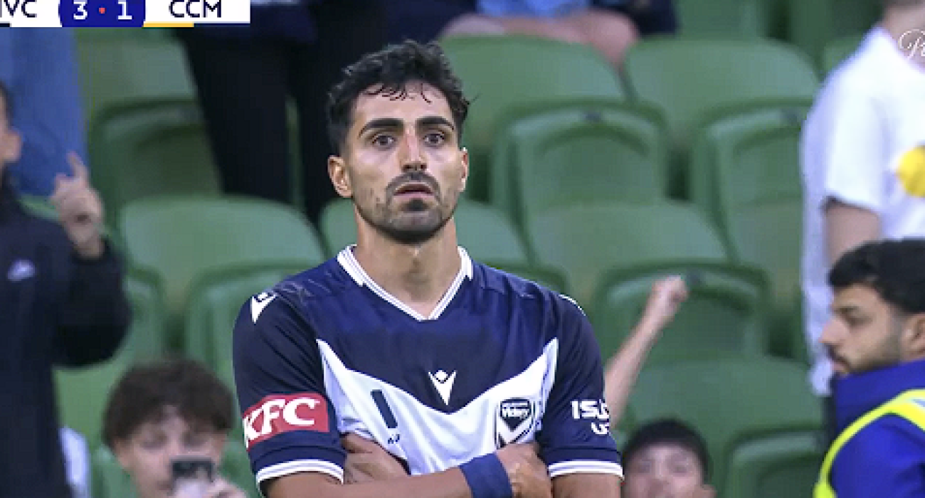 Ο Νίκος Βέργος πανηγυρίζει το εντυπωσιακό τέρμα που πέτυχε / Screenshot