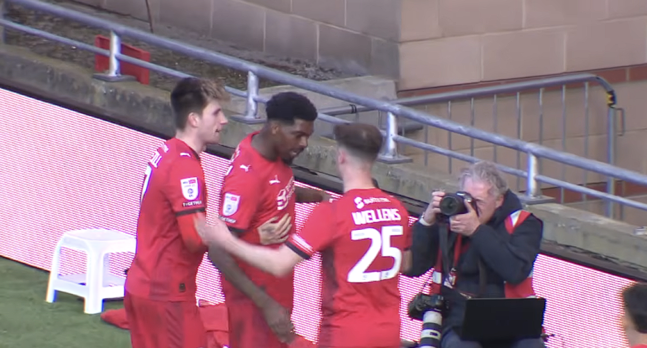 Οι παίκτες της Λέιτον Όριεντ πανηγυρίζουν / Screenshot