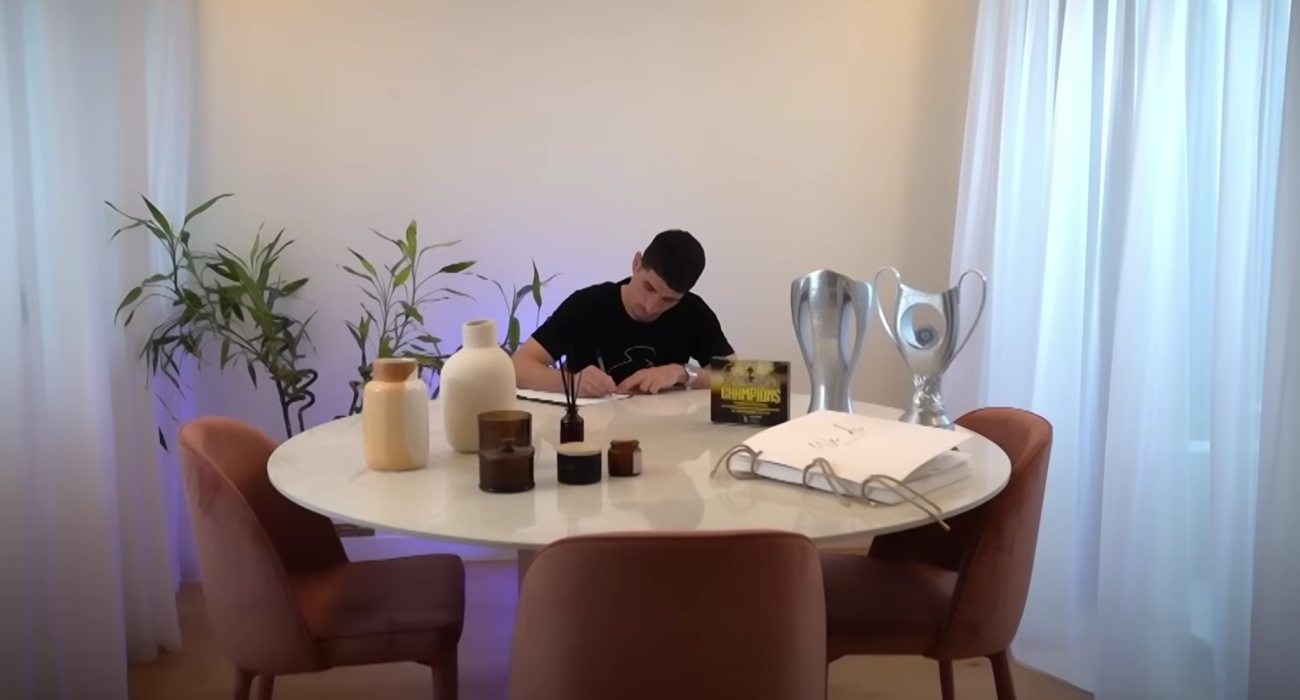 Το συγκινητικό βίντεο με τον Μάνταλο να γράφει γράμμα στον γιο του / Screenshot