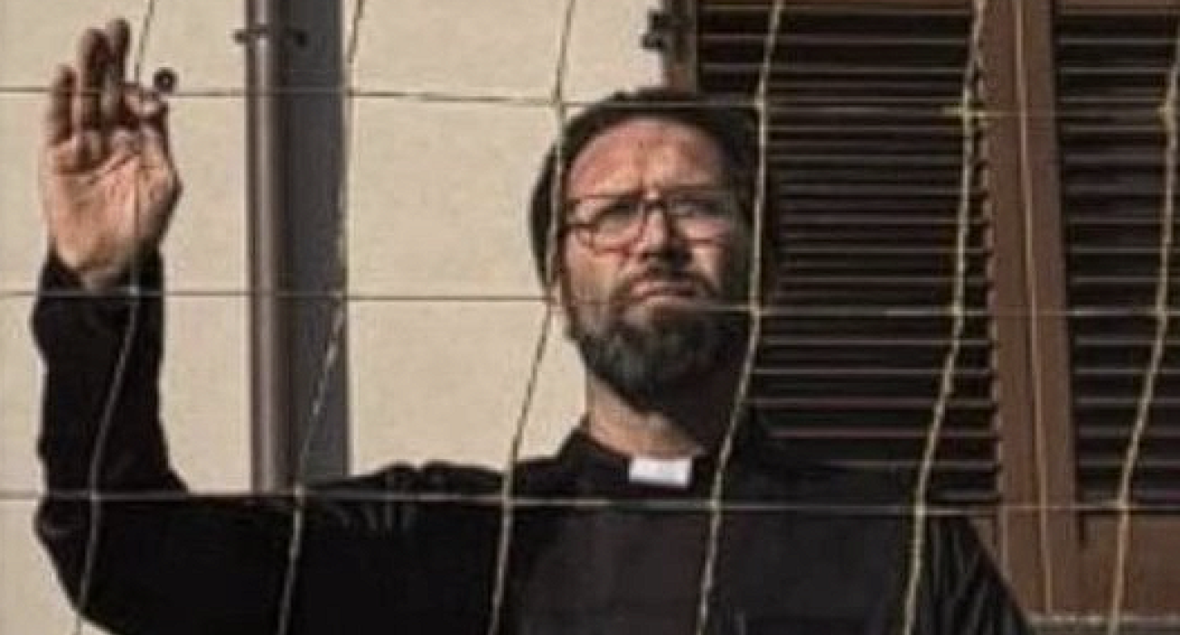 Ο Ματέο Τσιτσέρι ντυμένος ιερέας στο παιχνίδι της ομάδας του / Screenshot