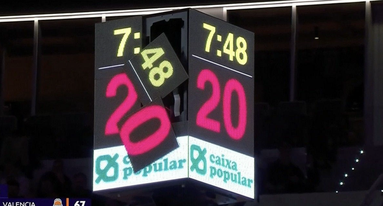 Διακοπή στο Βαλένθια-Ολυμπιακός: Ο Μοντέρο πέταξε την μπάλα και έσπασε το χρονόμετρο της μπασκέτας!