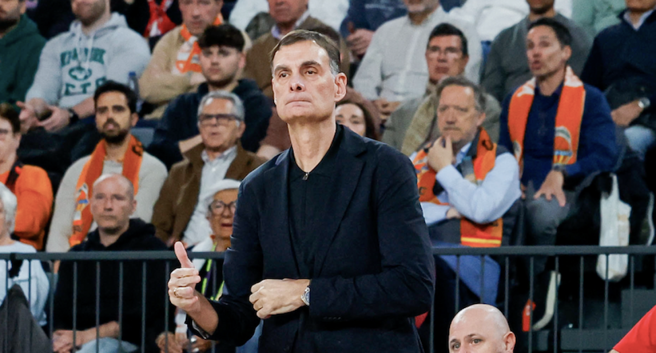 Ο Γιώργος Μπαρτζώκας στον πάγκο του Ολυμπιακού - Πηγή: Eurokinissi