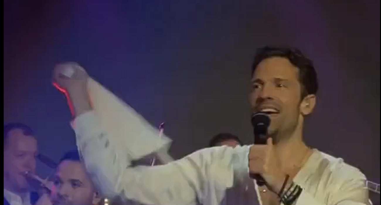 Ο Κωνσταντίνος Αργυρός κατά την διάρκεια της συναυλίας του στο Βελιγράδι / Screensho