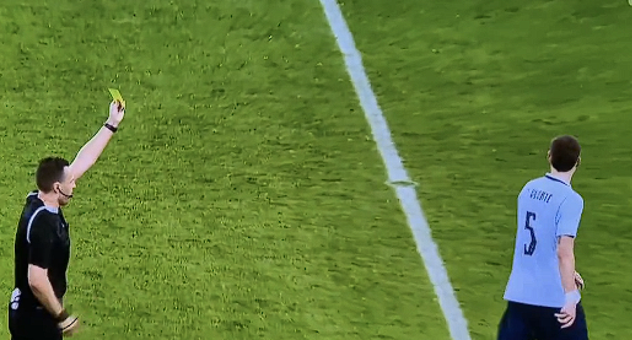 Η στιγμή που ο διαιτητής δείχνει την δεύτερη κίτρινη στον Ουγκάρτε / Screenshot