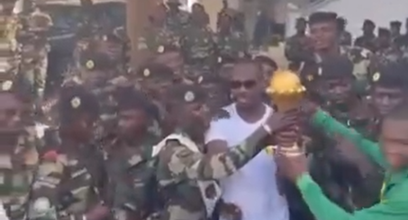 Ο προπονητής της Σενεγάλης μαζί με το τρόπαιο του Κυπέλλου Εθνών Αφρικής σε στρατιωτική βάση / Screenshot