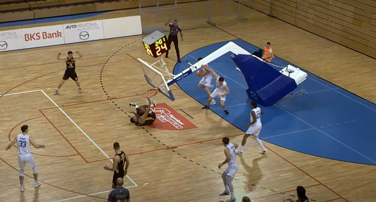 Η στιγμή που η μπασκέτα καταρρέει πάνω στον παίκτη της Σπλιτ / PrintScreen