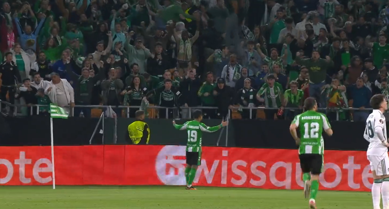 Οι παίκτες της Μπέτις πανηγυρίζουν το γκολ