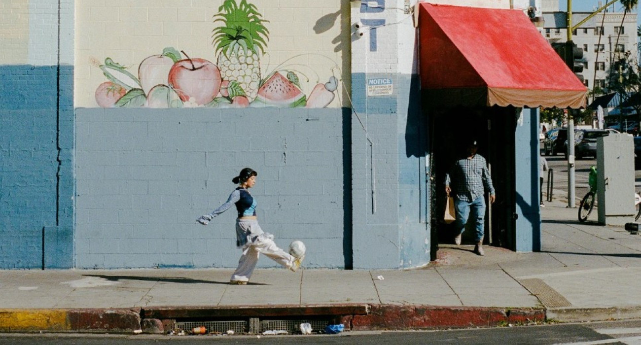 Η Τζανέλα Χερνάντες στους δρόμους του Λ.Α. πάντα παρέα με μία μπάλα / Πηγή: Where is football