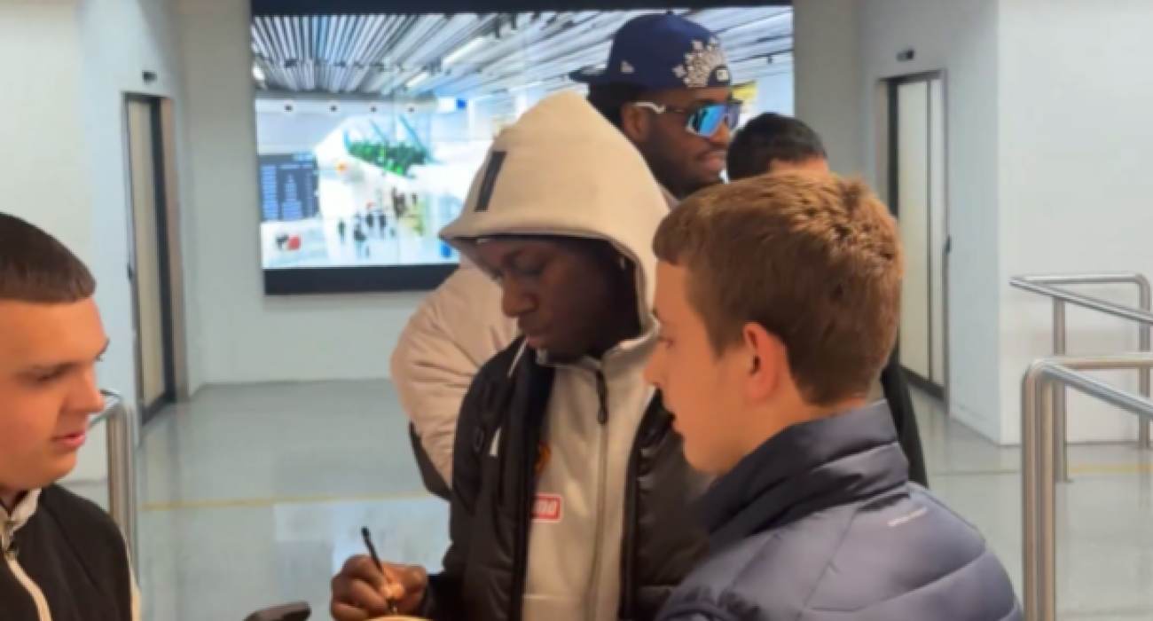 O Κέντρικ Ναν και ο Ματίας Λεσόρ στο αεροδρόμιο του Σαραγιεβο