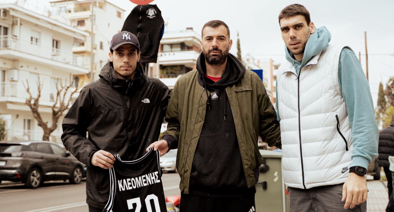 O GM της ομάδας, Νίκος Μπουντούρης, μαζί με τους Αντώνη Κόνιαρη, Νίκο Περσίδη και Θοδωρή Ζάρα άφησαν λουλούδια και μία φανέλα στο σημείο της δολοφονίας του Kλεομένη