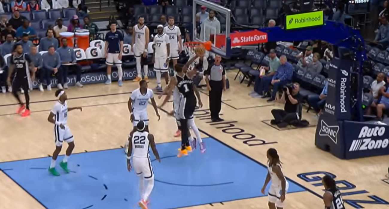 Ο Γουεμπανιαμά σκόρπισε τον... τρόμο και κατέκτησε το Top 10 του ΝΒΑ (video)