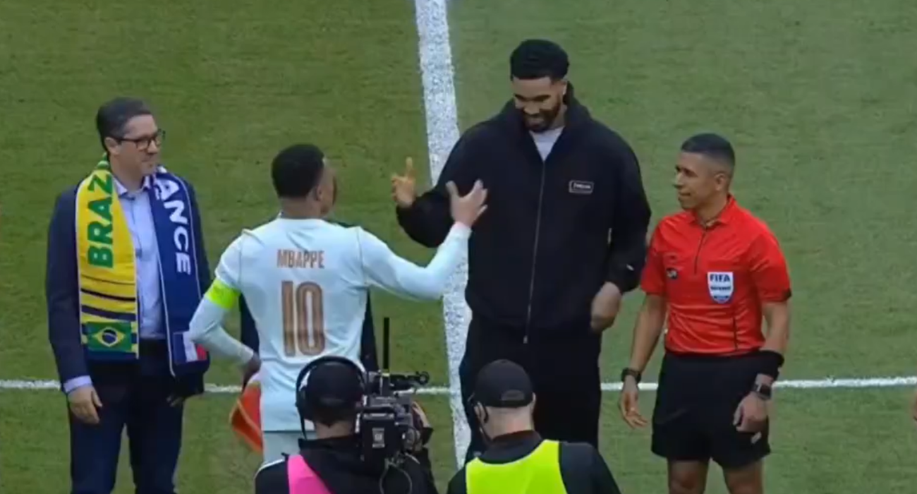 Ο χαιρετισμός ανάμεσα σε Τζέισον Τέιτουμ και Κιλιάν Εμπαπέ / PrintScreen