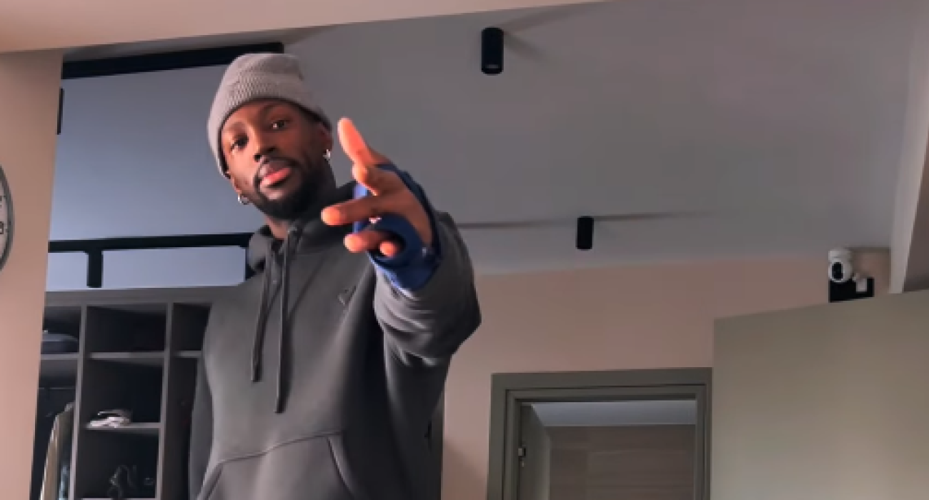 Ο Γκραντ δείχνει το δεμένο του δάχτυλο / Screenshot