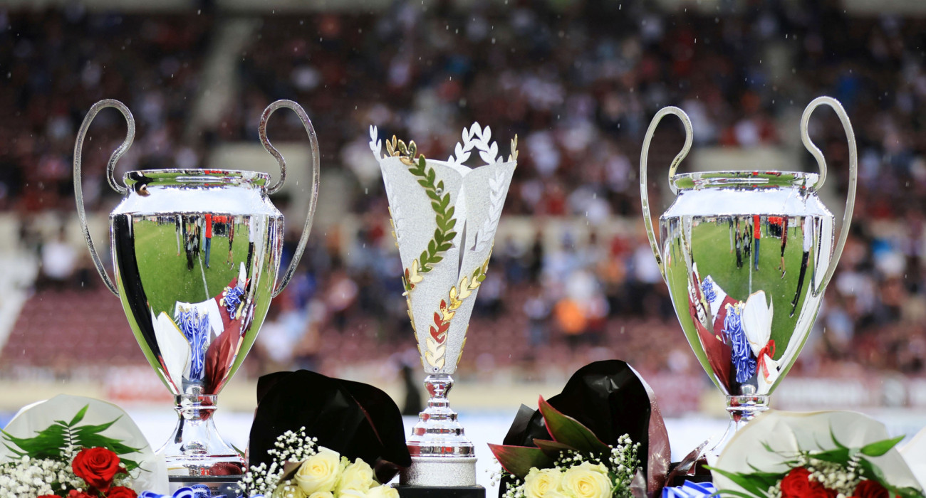 Οι κούπες των δύο πρωταθλητών της Super League 2 και στη μέση αυτή που θα σηκώσει ο νικητής του Super Cup / Πηγή: Intime