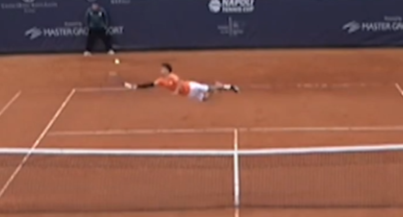 Η εντυπωσιακή... βουτιά του Λορέντσο Καρμπόνι / Screenshot