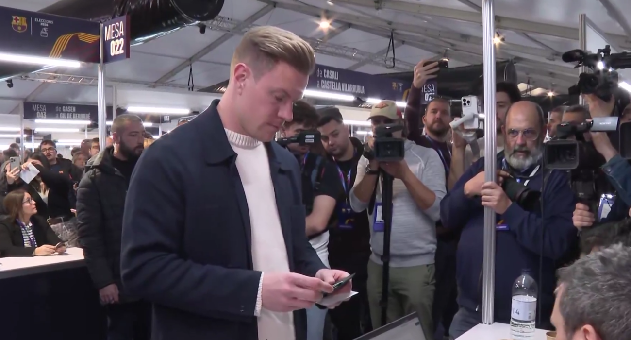 Ο Τερ Στέγκεν στις εκλογές της Μπαρτσελόνα / Screenshot