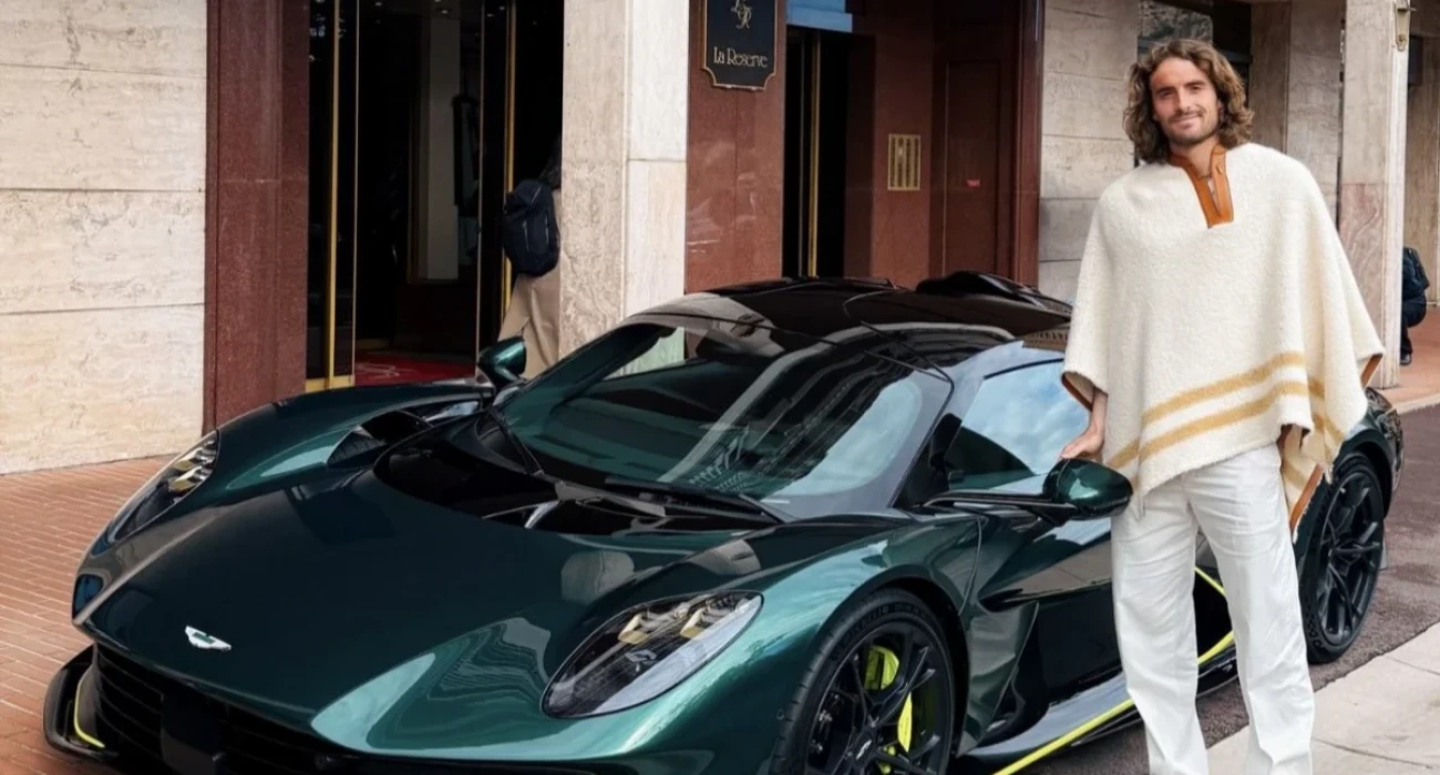 Ο Τσιτσιπάς με τη νέα του Aston Martin/ @astonmartinmonaco