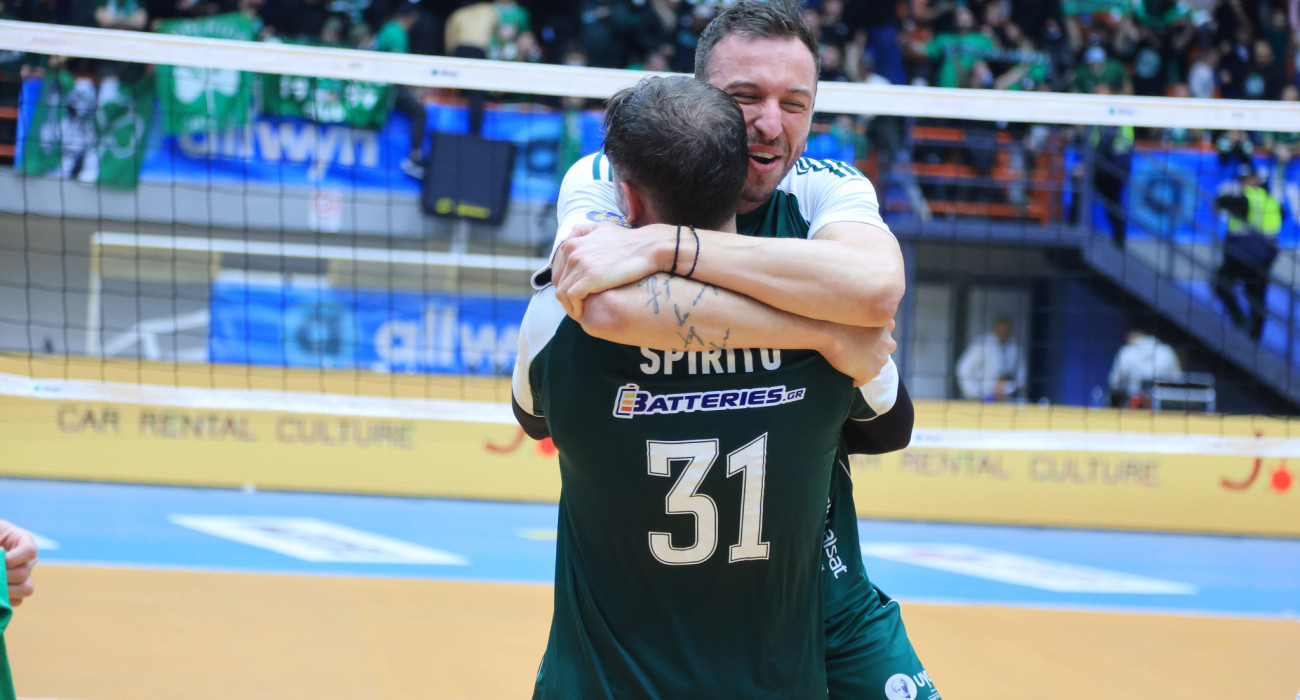 Ο Θοδωρής Βουλκίδης αγκαλιάζει τον Λούκα Σπίριτο στον τελικό του Κυπέλλου Ελλάδας ανάμεσα σε Παναθηναϊκό και Φλοίσβο / Πηγή: Intime