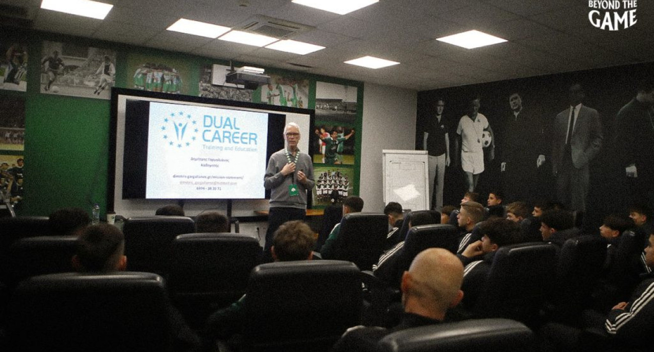Ο καθηγητής Οργάνωσης και Διοίκησης του Αθλητισμού, κ. Γαργαλιάνος μίλησε στους αθλητές των Ακαδημιών του Τριφυλλιού για τη σημασία της ανάπτυξης δεξιοτήτων πέρα από το ποδόσφαιρο / Πηγή: pao.gr