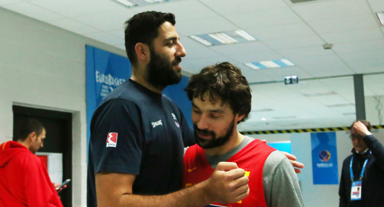 Όταν ο Γιάννης Μπορούσης και ο Σέρχιο Γιουλ έδιναν αγώνες με την Εθνική Ελλάδας και την Εθνική Ισπανίας αντιστοίχως / Πηγή: ΙΝΤΙΜΕ