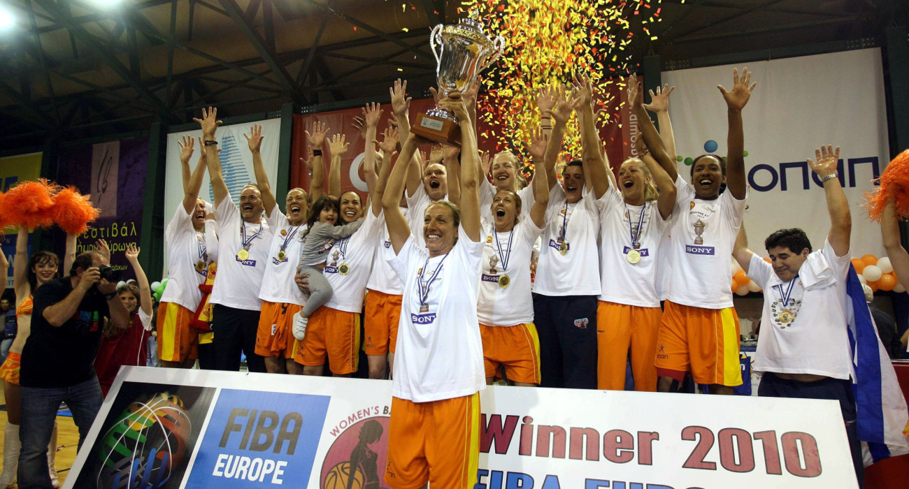 Το πολύτιμο τρόπαιο στα χέρια των αθλητριών του Αθηναϊκού το 2010 / Πηγή: Eurokinissi