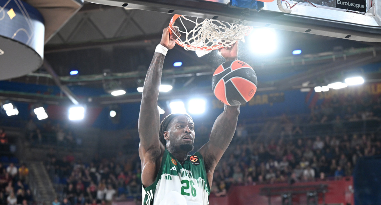 Ο Ματίας Λεσόρ καρφώνει με μανία το καλάθι της Μπαρτσελόνα, Πηγή: Vaggelis Stolis